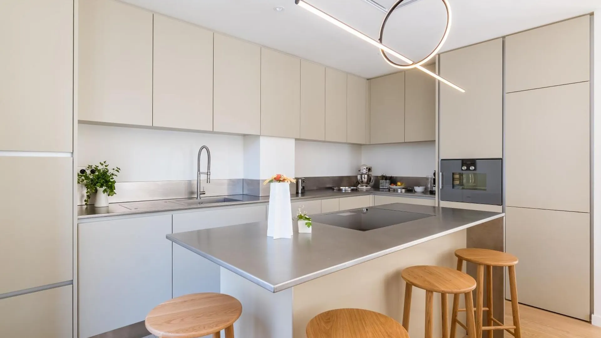 Veeve - Alabaster Bright Apartment Paris France