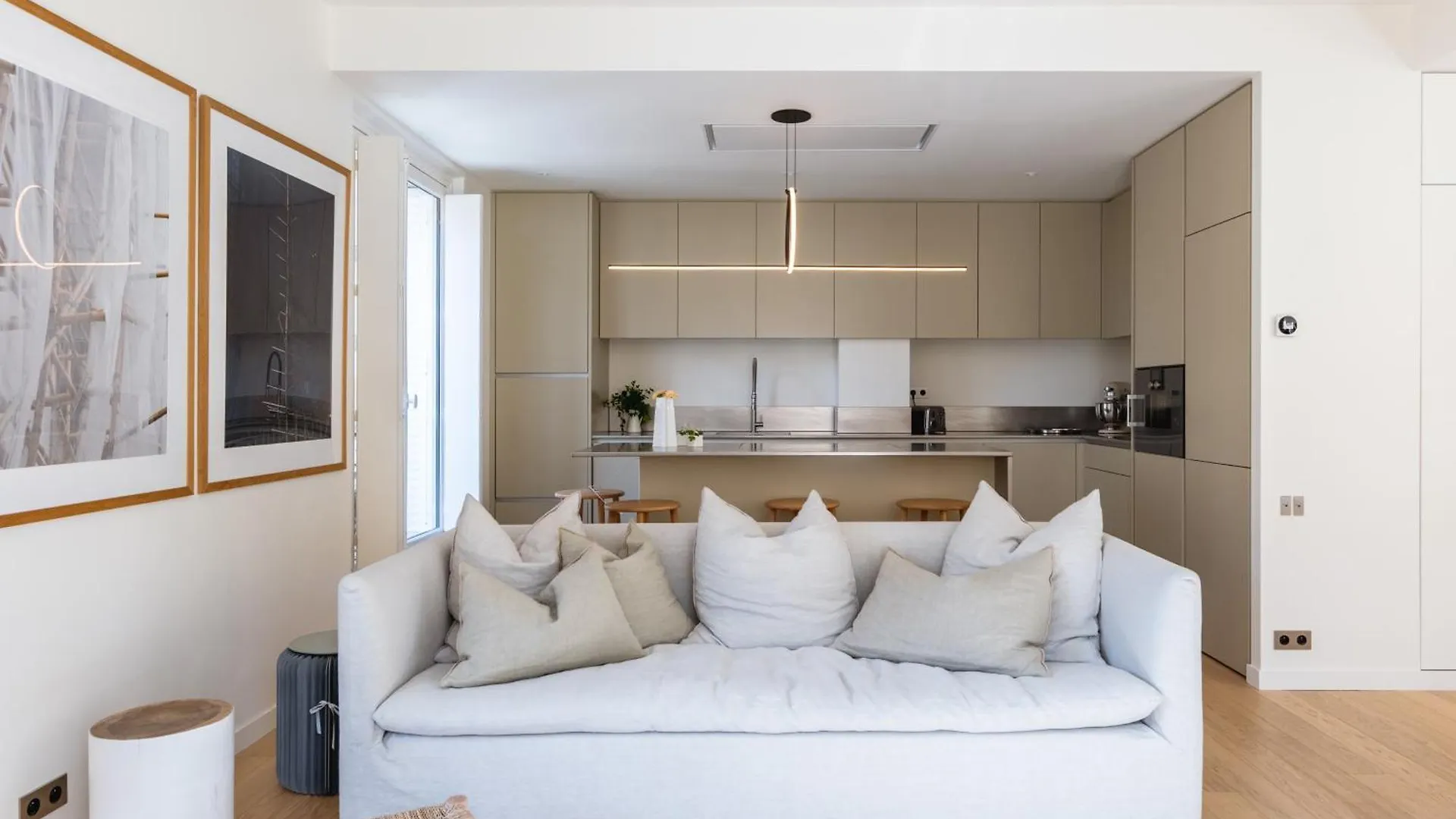 Veeve - Alabaster Bright Apartment Paris
