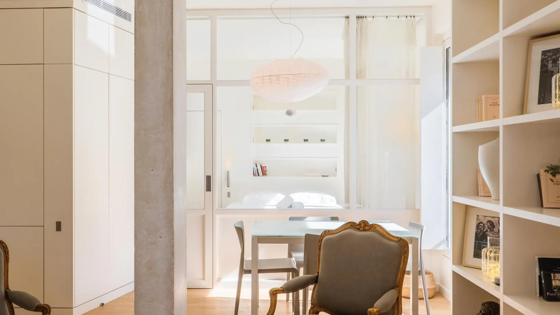 Veeve - Alabaster Bright Apartment Paris 0*,  France