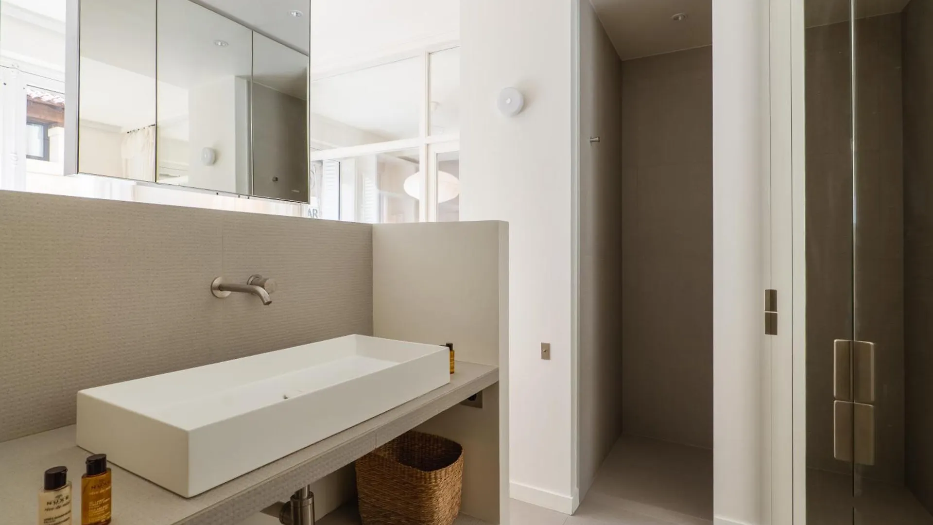 Veeve - Alabaster Bright Apartment Paris