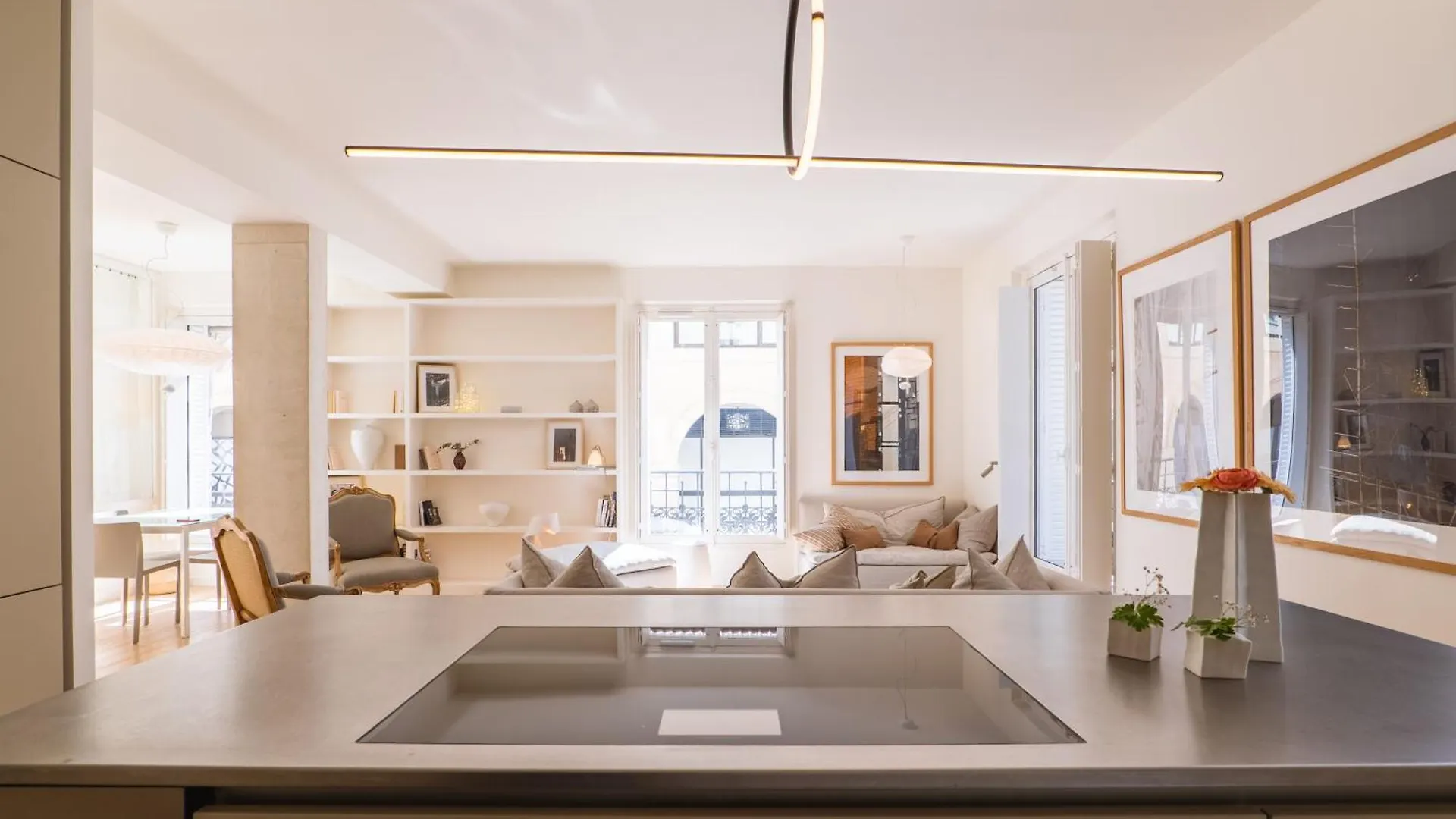 Veeve - Alabaster Bright Apartment Paris